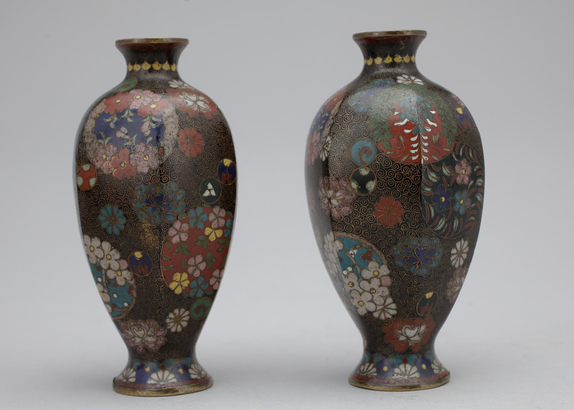 VASER, ett par, cloisonné, Kina, 1900-talets början.