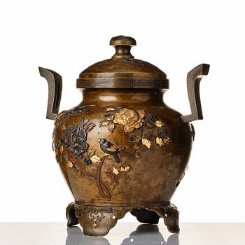 A Japanese bronze censer with cover, Meiji period (1868-1912).