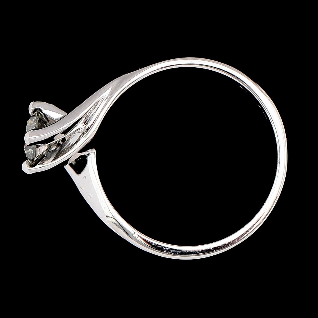 RING, 18K vitguld, briljantslipad diamant ca 0.60 ct. Vikt ca 5 g.