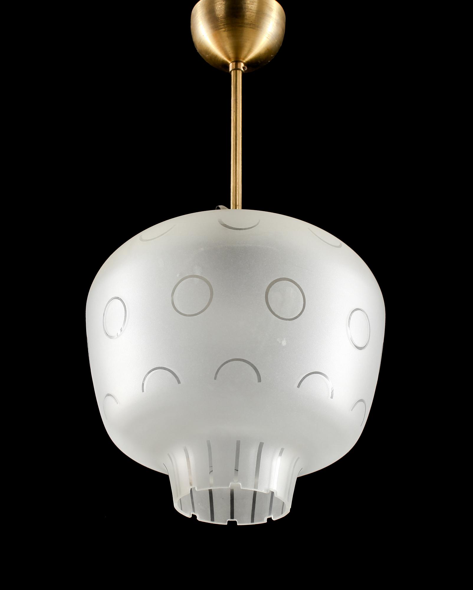 TAKLAMPA, omkring 1900-talets mitt. Höjd 50 cm.