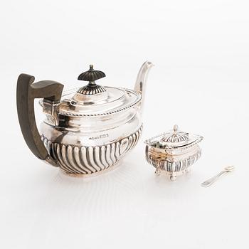 Tekanna och saltkar med sked, sterlingsilver, England 1895-1910.