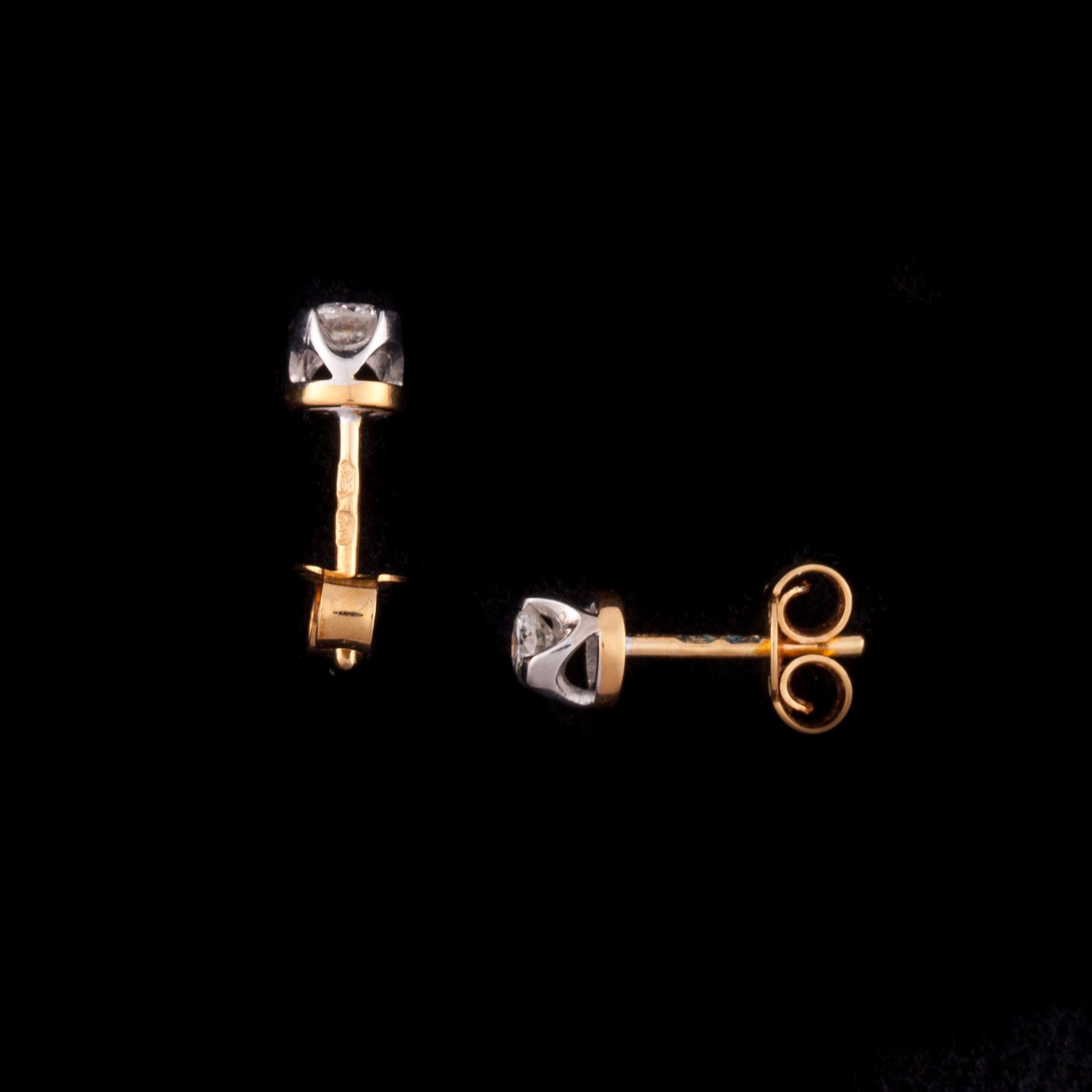 ÖRHÄNGEN, 18K guld, briljantslipade diamanter. Vikt ca 1,2 g.