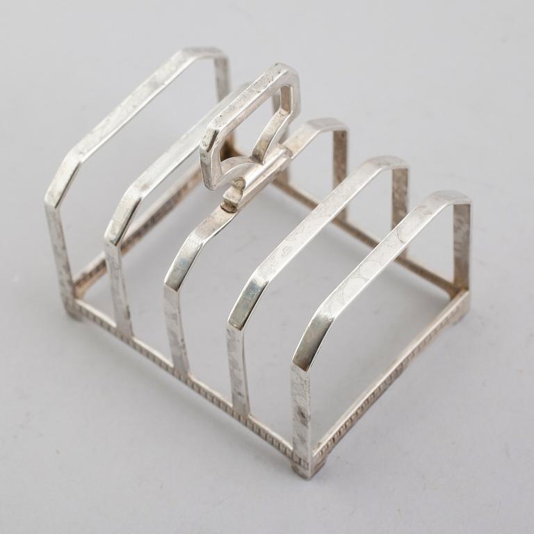 TOASTRACK, silver, Mappin & Webb, Sheffield 1924. Vikt ca 80 gram.