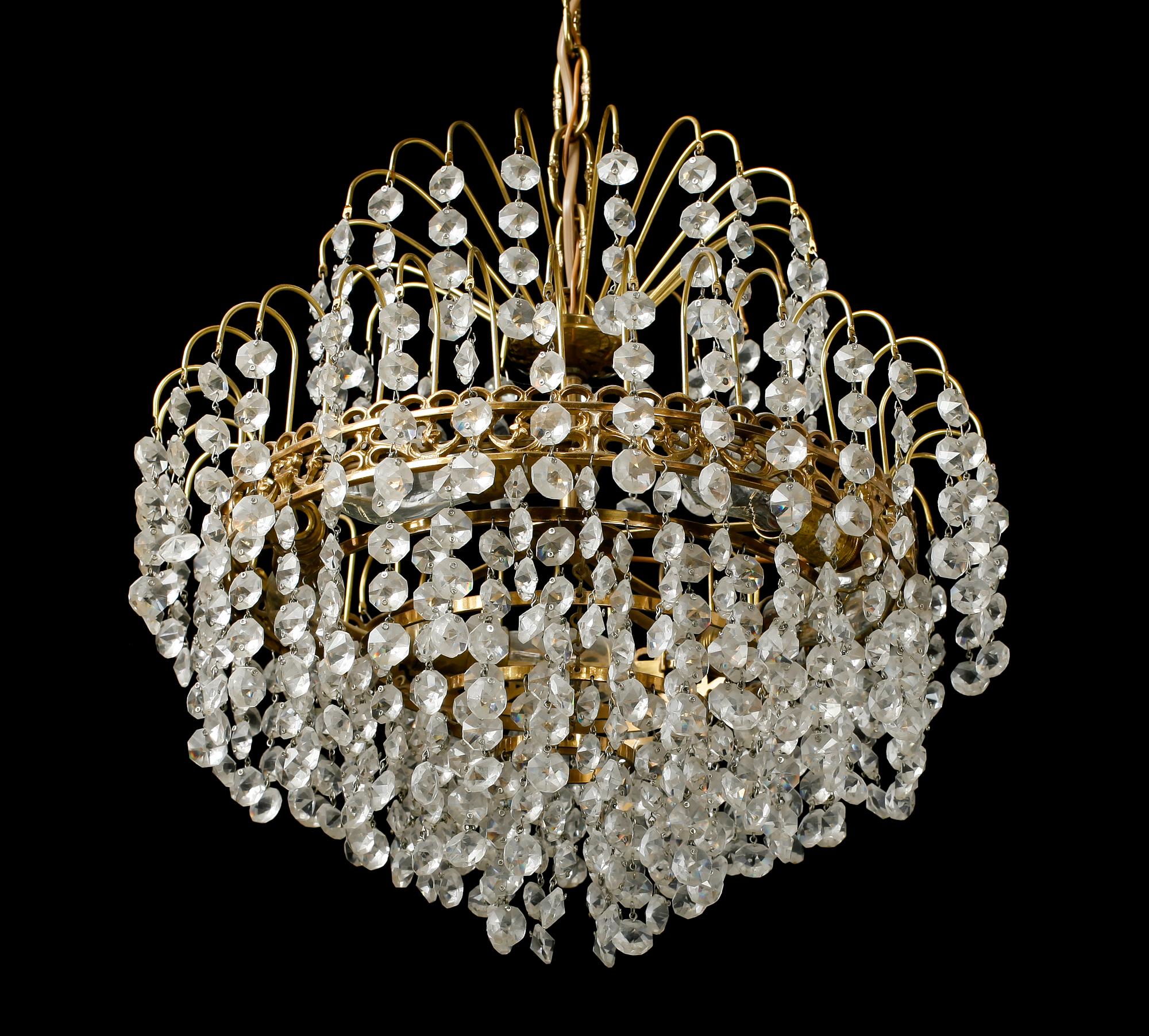 TAKLAMPA, mässing och kristall, 1900-talets mitt.