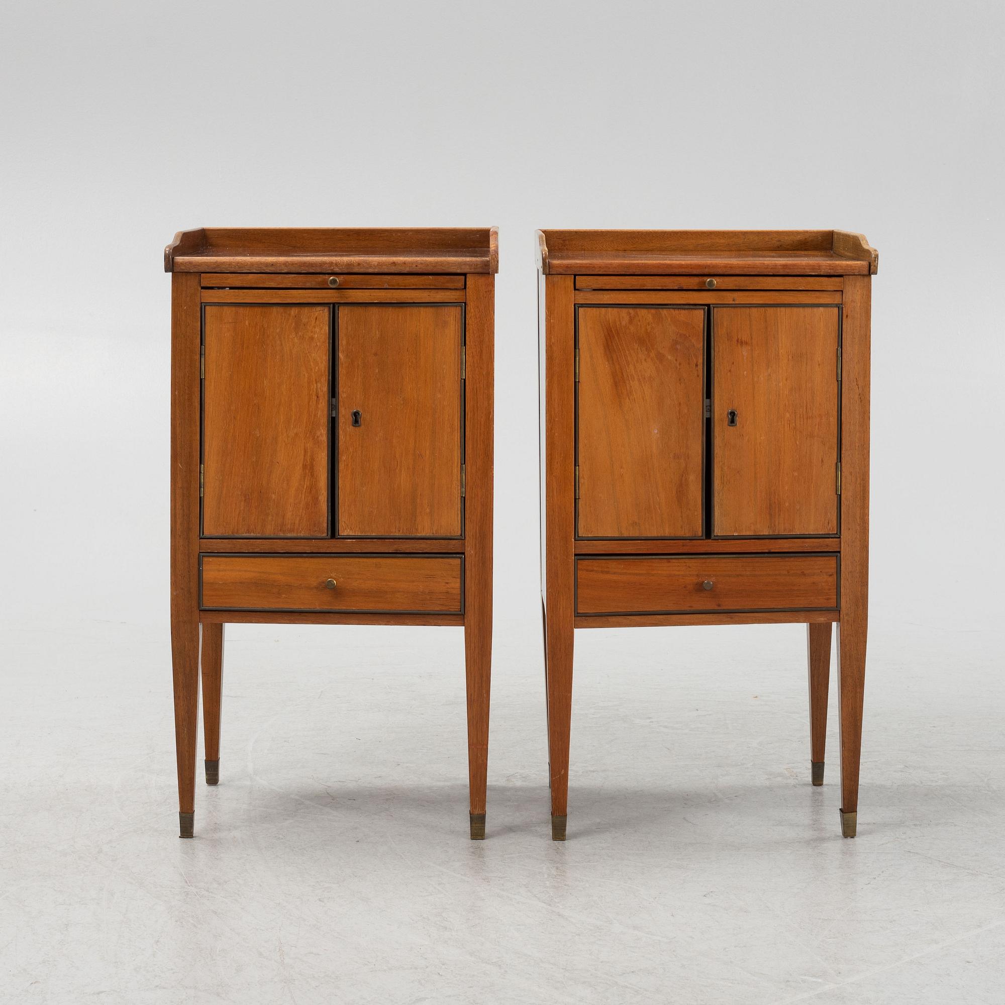 Sängbord / pottskåp, ett par, gustaviansk stil omkring år 1900.