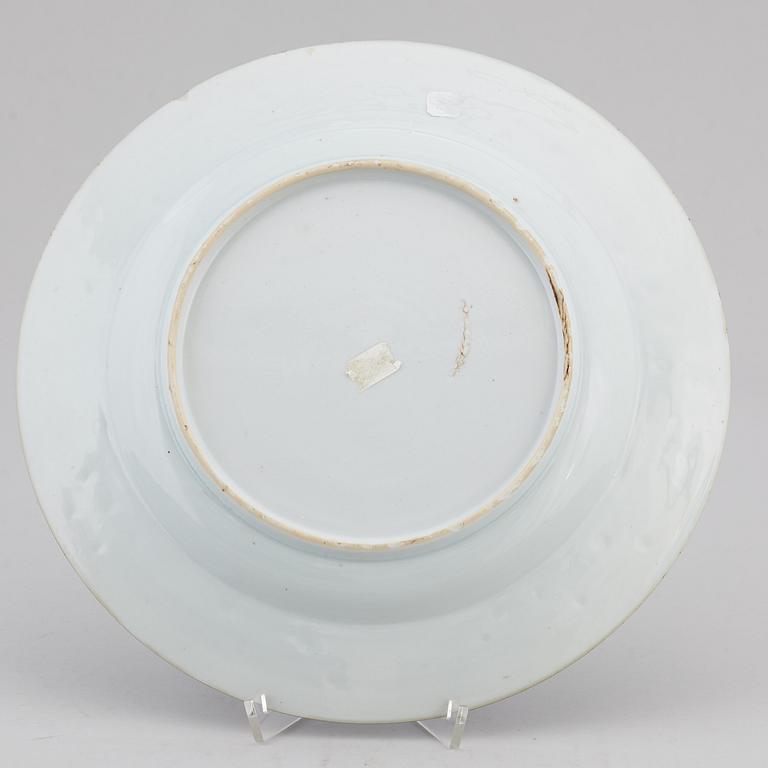 A blue and white serving dish, Qing dynasty, 18th century.