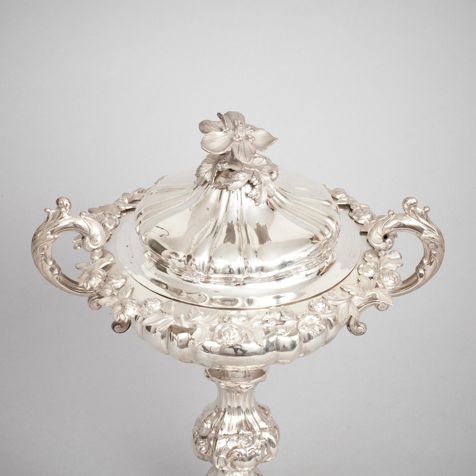 SKÅL PÅ FOT MED LOCK, silver, Gustaf Möllenborg-Feron. Stockholm 1855, nyrokoko. C:a 750 g.