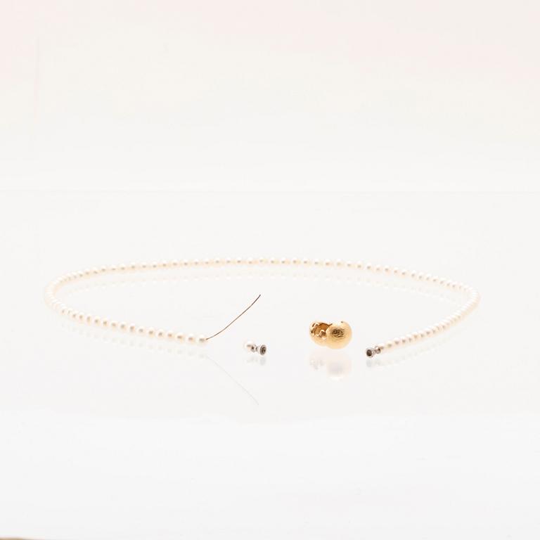 Ole Lynggaard, odlade pärlor 2 st collier samt ett armband och lås i 18K guld.