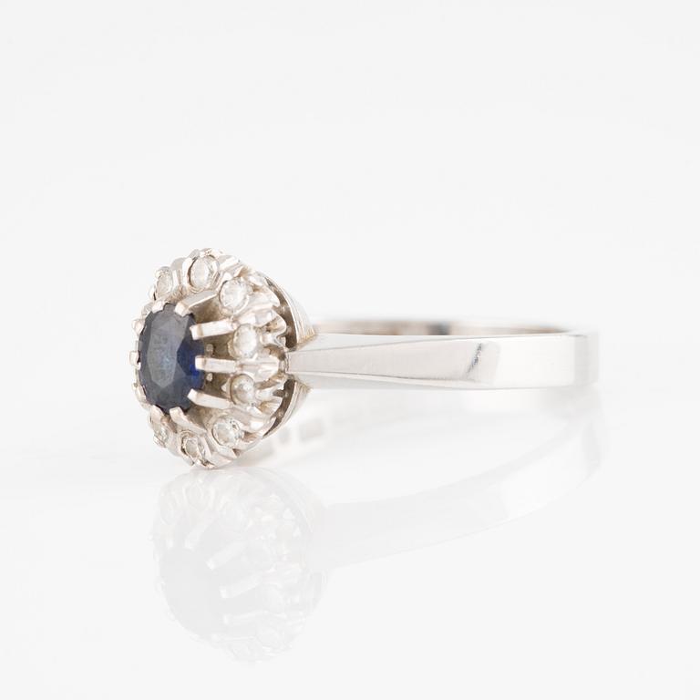 Ring, carmosé, Evert Lindberg, 18K white gold with sapphire and brilliant-cut diamonds.