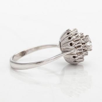 An 18K whitegold cluster ring set with a brilliant- and single-cut diamonds.
