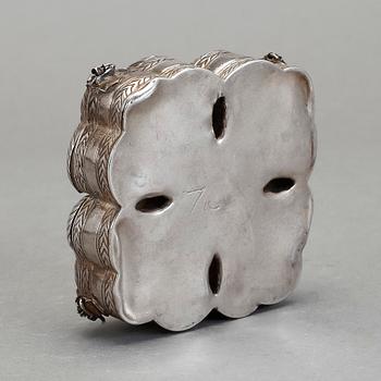 KRYDDKAR, silver. Förefaller ostämplat, 1800-tal. Vikt ca 103 gram.