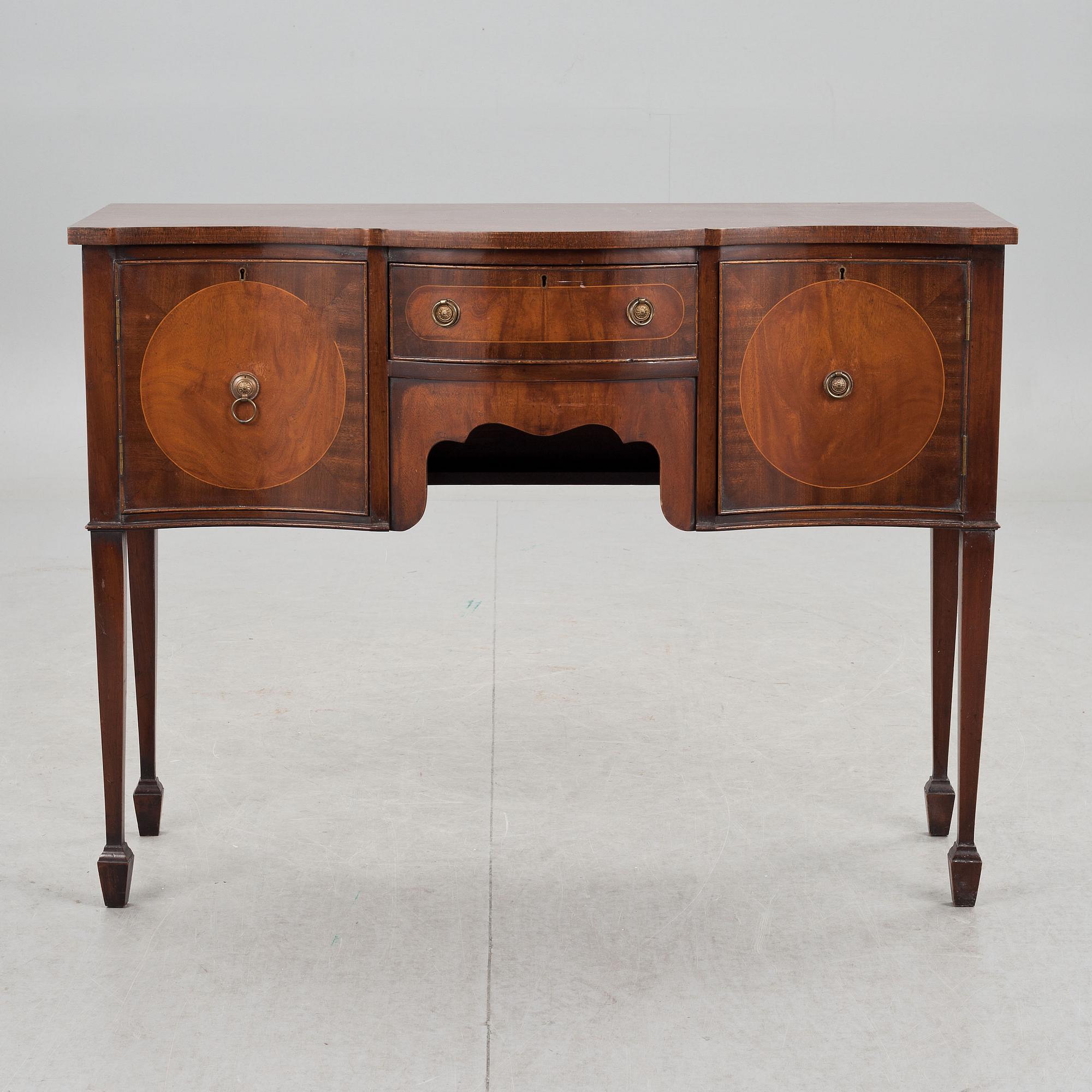 SIDEBOARD, engelsk stil, 1900-talets andra hälft.