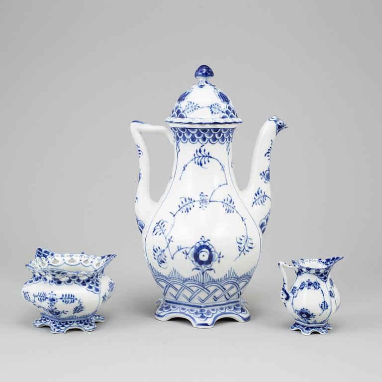 ROYAL COPENHAGEN, kaffeservis, 18 delar, porslin. "Musselmalet", Danmark.