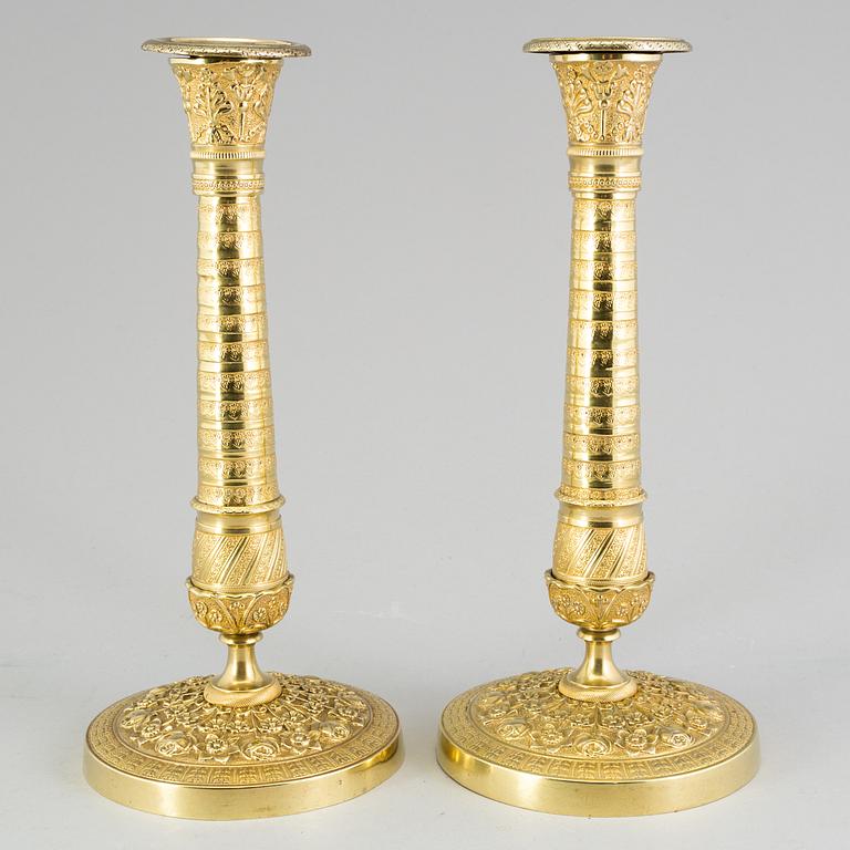 LJUSSTAKAR, ett par, förgylld brons, empire, 1800-talets första hälft.