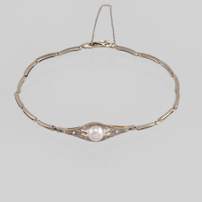 ARMBAND, 18K guld med 2 små diamanter samt odlad pärla, importstämplat. Vikt 4,5 gram.