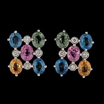 692. A pair of multi coloured sapphire, tot. 5.60 cts, and brilliant cut diamond earrings, tot. 0.10 cts.