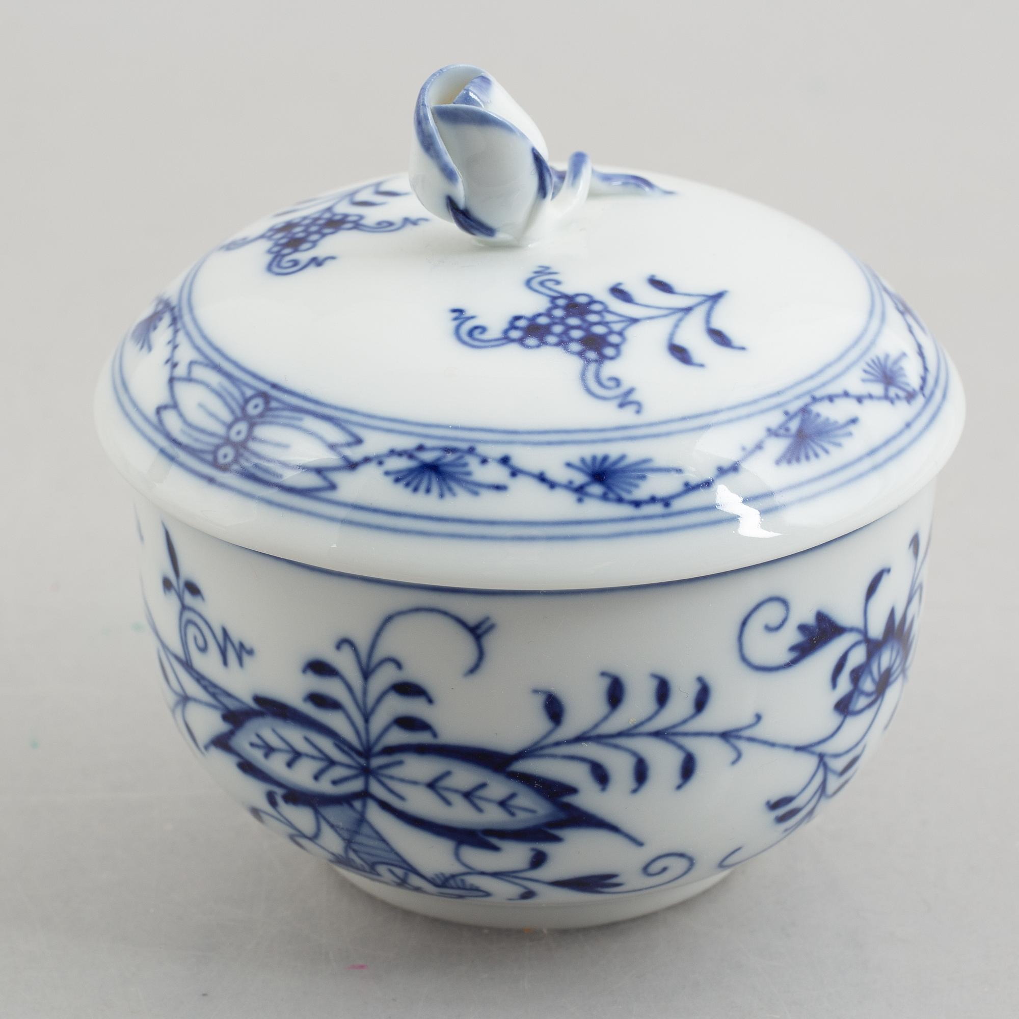 29 pieces of a "Zwiebelmuster" porcelain service, Meissen, Germany.