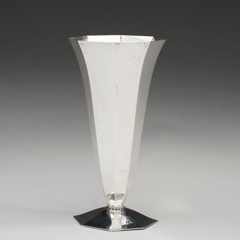 A Wiwen Nilsson vase, Lund 1933.