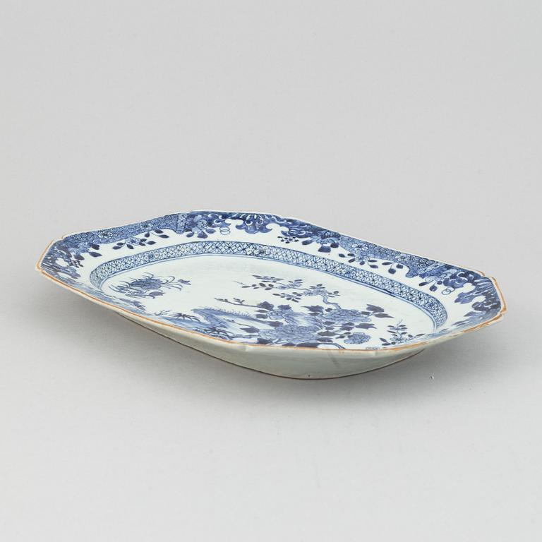 A blue and white serving dish, Qing dynasty, Qianlong (1736-95).