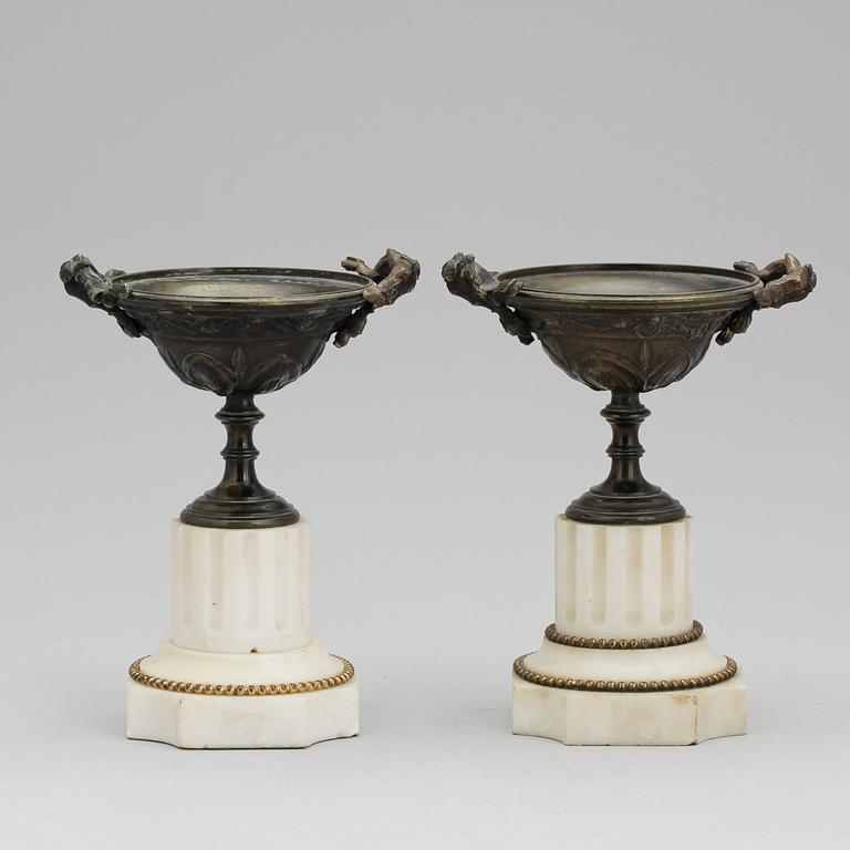 CASSOLETTER, ett par, Louis XVI-stil, 1800-talets slut.