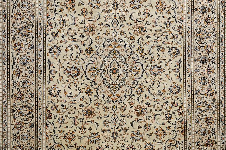 A carpet, Kashan, ca 298 x 199 cm.