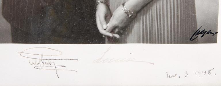 KUNGLIGT FOTOGRAFI MED AUTOGRAF, Gustaf Adolf och Louise. Sign o dat 3 nov 1948.