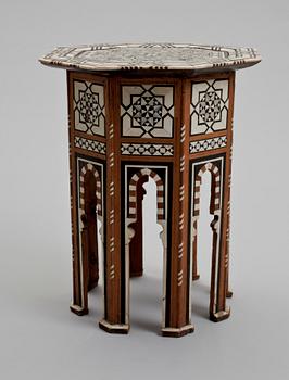 RÖKBORD, orientaliskt, 1900-talets första hälft.