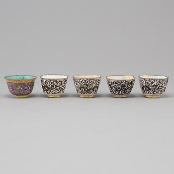 A chinese cloisonné tray, 20th century, and five enamel on copper cups, late 19th/early 20th century.