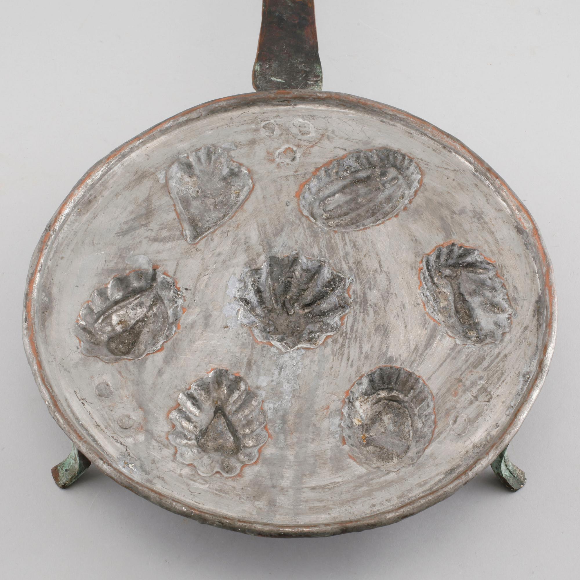 A copper cake tin, 19th century.