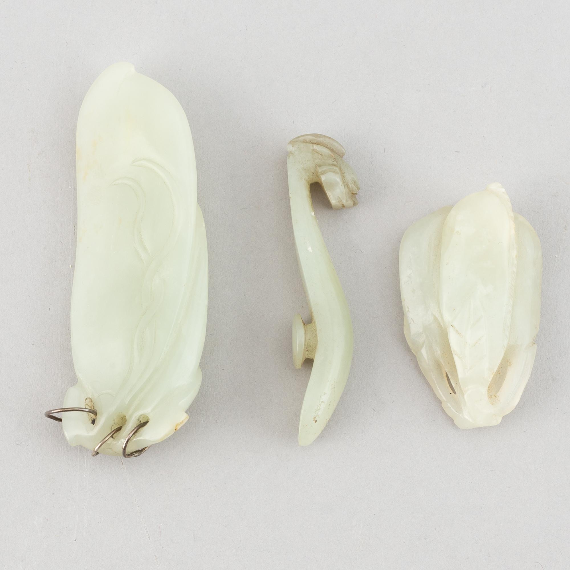 Bältespänne samt skulpturer, 2 st, nefrit. Kina, tidigt 1900-tal.