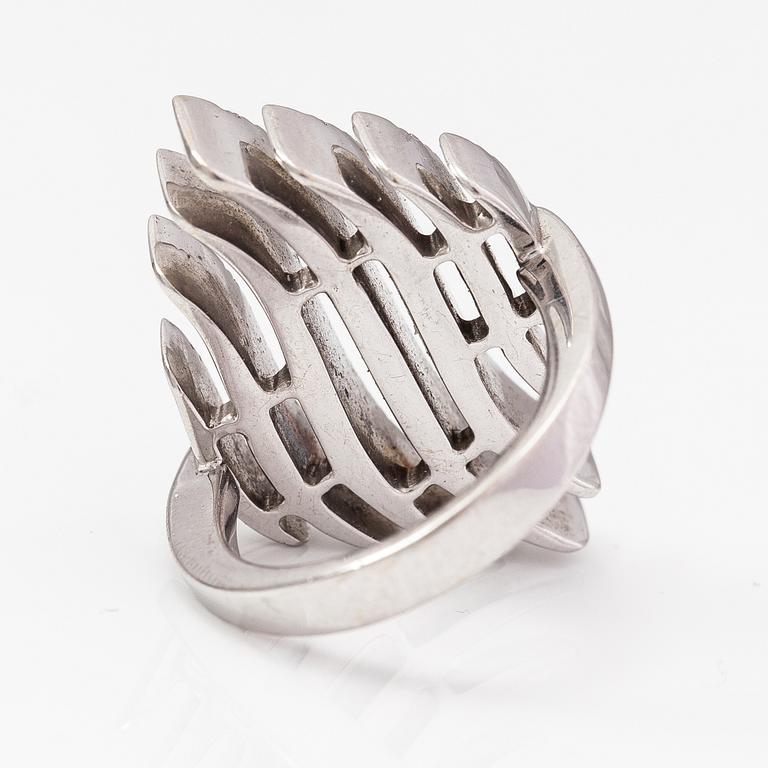 Ring, 18K vitguld, diamanter ca 0.60 ct tot. Italien.