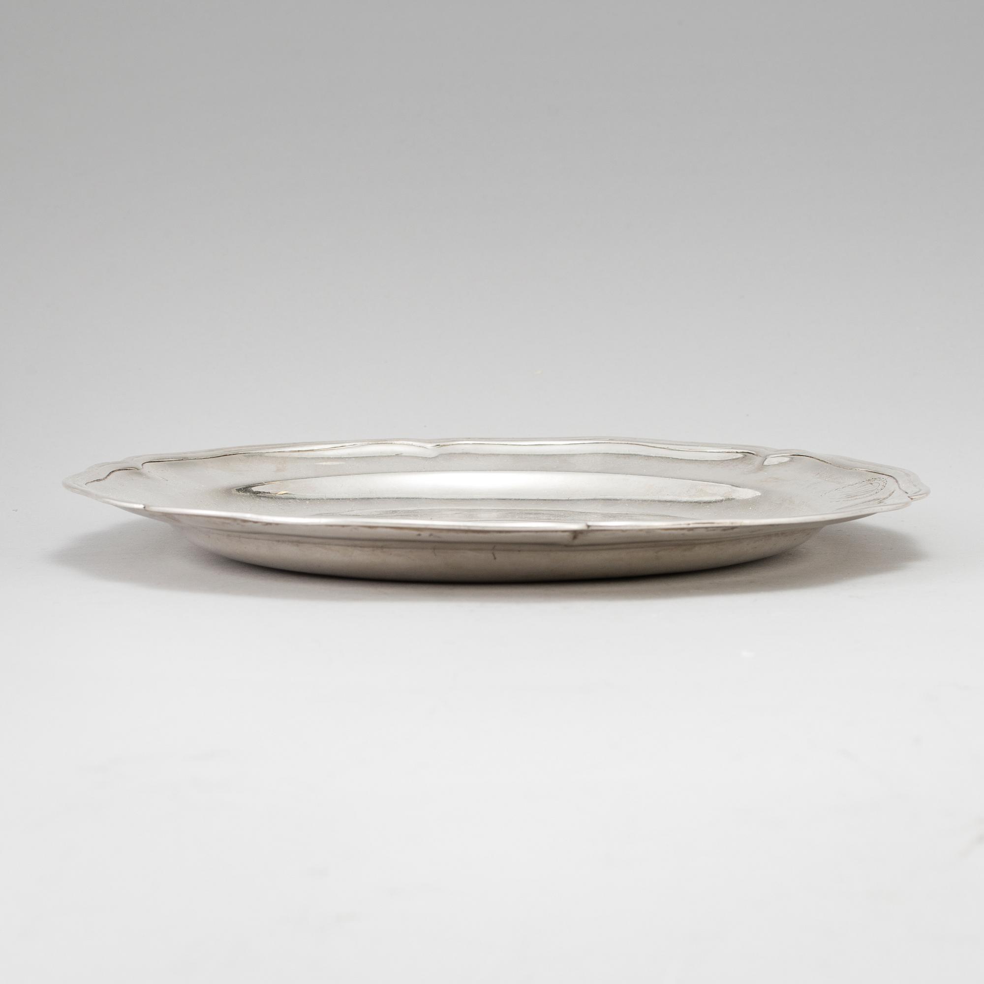 FAT, silver, otydliga stämplar, 1700-tal. Vikt ca 640 gram.