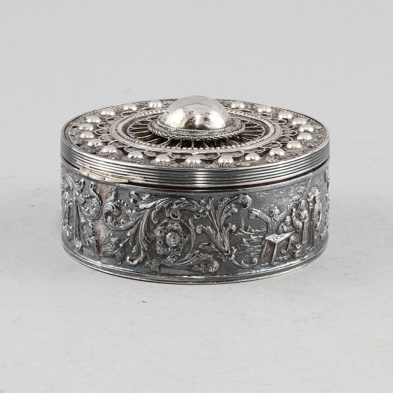 DOSA, silver, troligen Holland, 1900-tal. Vikt 325 g.