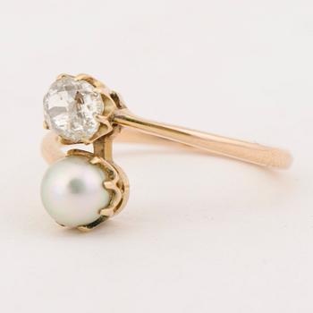 A RING, cultured pearl, old cut diamond, 14K gold.