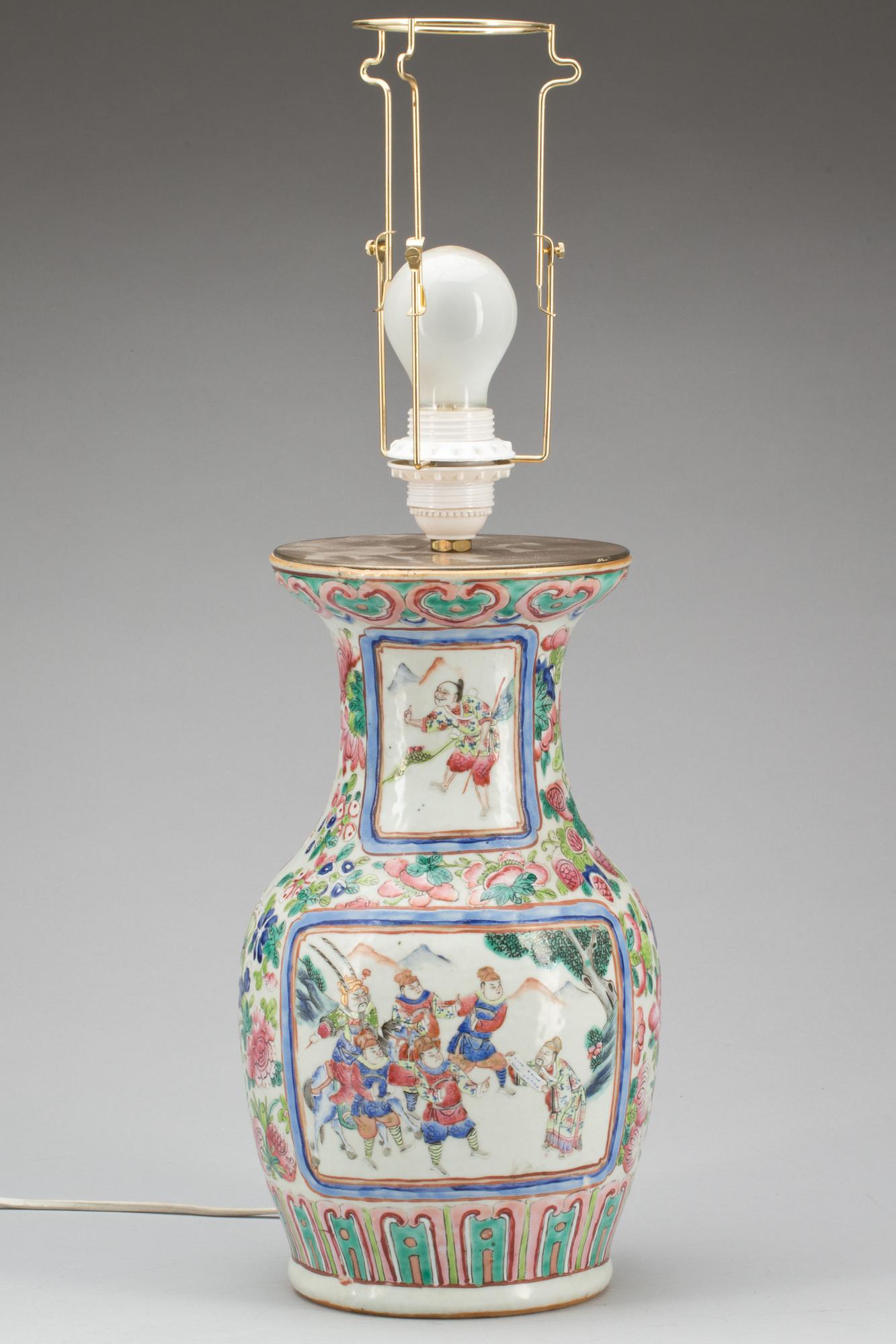 BORDSLAMPA, porslin. Kina, 1900-tal.
