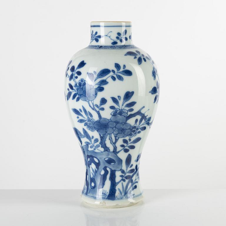 A Chinese blue and white vase, Qing dynasty, Kangxi (1662-1722).