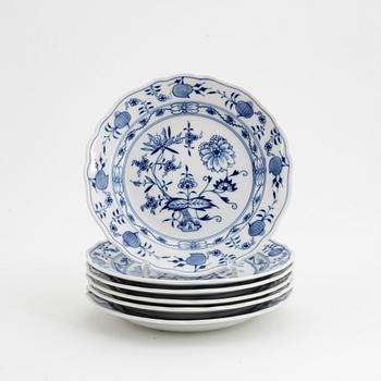 A 22-piece 'Blue Onion' porcelain coffee service, Meissen, first half of the 20th Century.