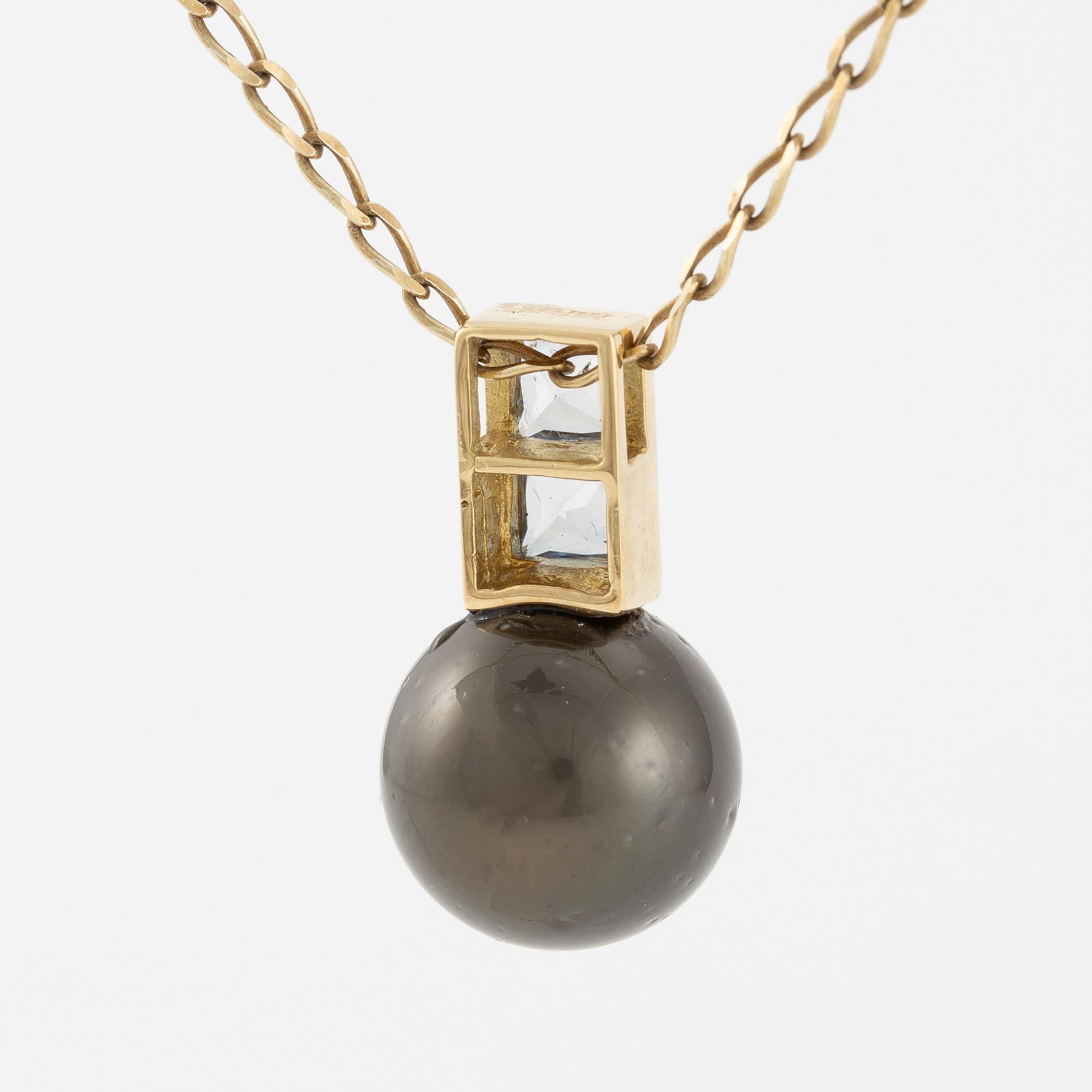 Pendant in 18K gold with a cultured pearl and faceted white stones.