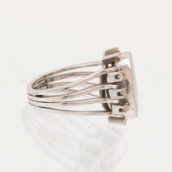 Ring 14K vitguld med opal-dubblett eller triplett samt runda briljantslipade diamanter.