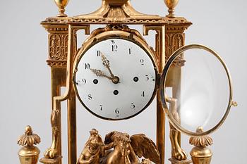 BORDSPENDYL, Louis XVI-stil, 1800-talets första del.