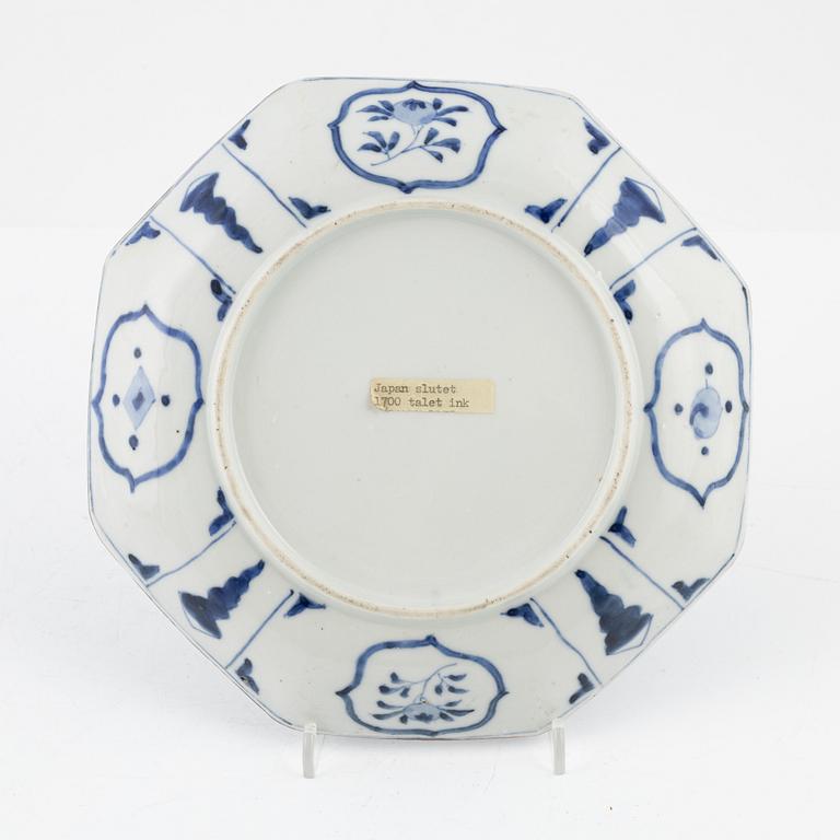 A blue and white Japanese dish, late 18th Century/early 19th Century.