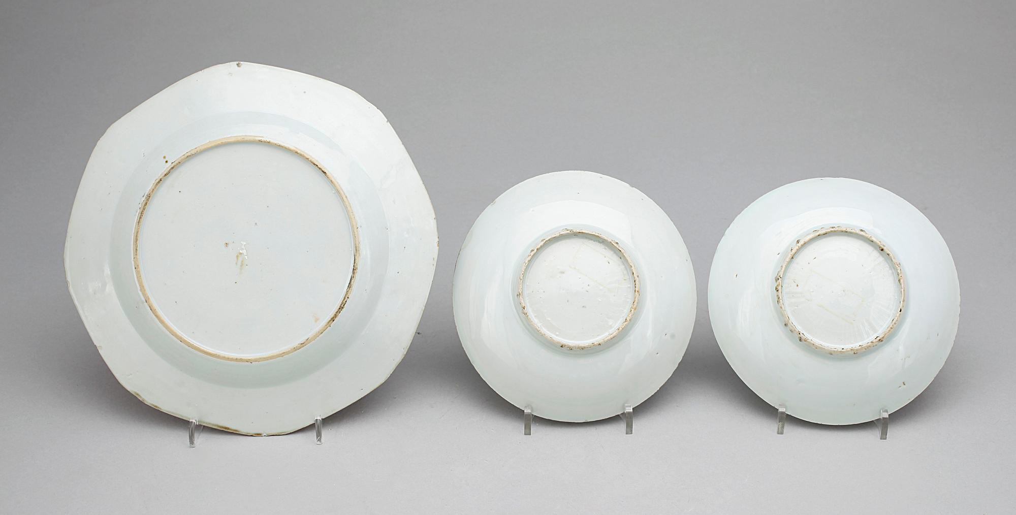 TALLRIK samt FAT, 3 delar, porslin, Kina resp japan, 1700/1800-tal.
