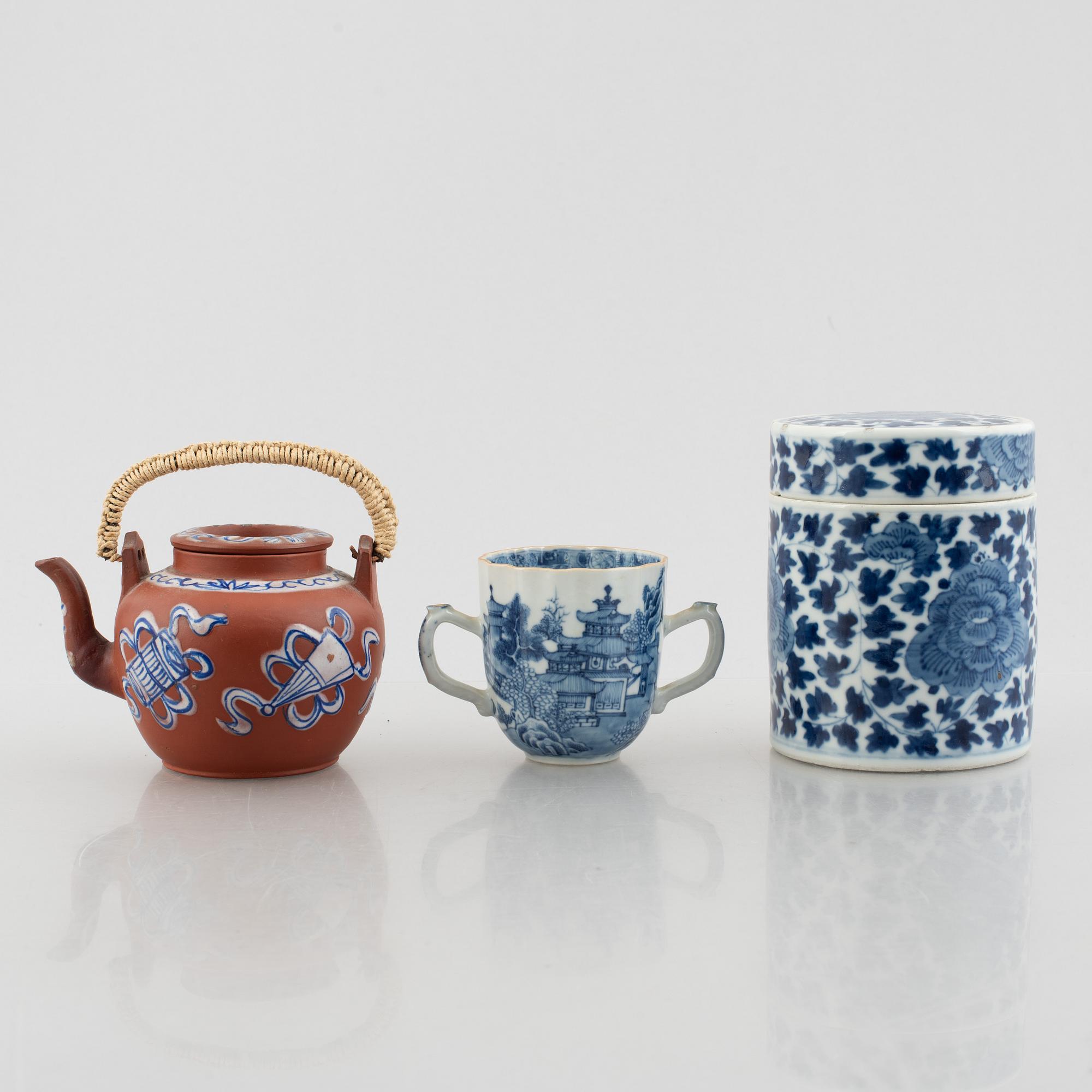 Eleven pieces of Chinese porcelain, 17th to 19th century.