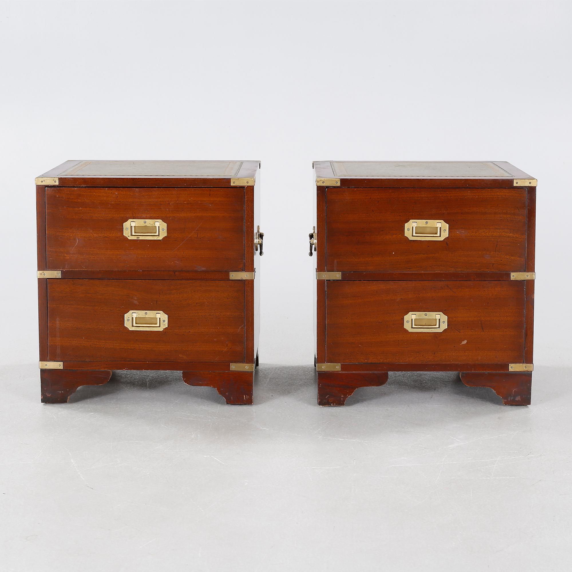 A pair of english style bedside tables, second half of the 20th century.