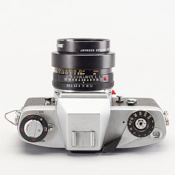 A chrome Leicaflex SL / Leica no 1198668 (1968) and two lenses.