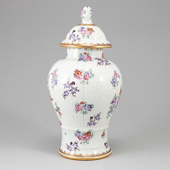 A famille rose vase with cover, Samson, 20th century.