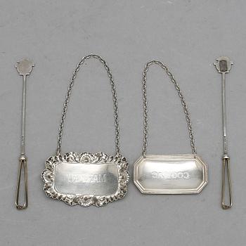 CHAMPAGNEVISP och KARAFFSKYKTAR, silver, CG Hallberg, Stockholm, 1939 och England, 1900-tal. Vikt ca 33 gram.