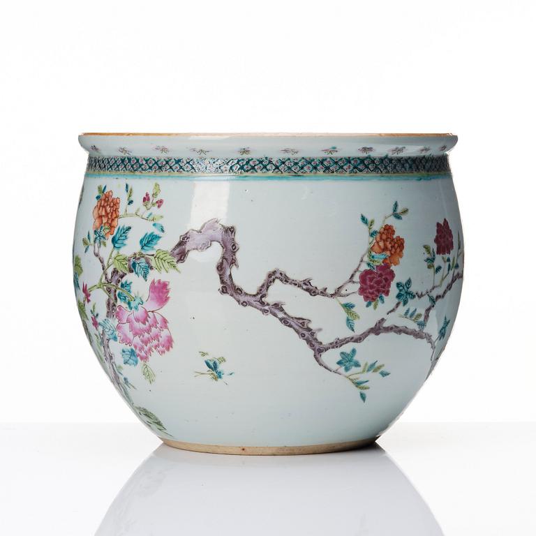 A famille rose flower pot, Qing dynasty, circa 1900.