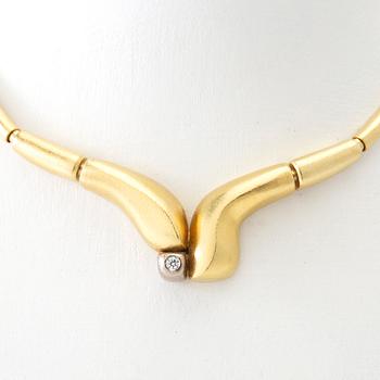 Magnus G:son Liedholm, Collier 18K guld med en diamant samt collier av odlade pärlor, medföljande örhängen, Skanör 2001.