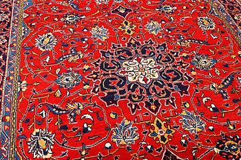A Hamadan carpet, a. 320 x 220 cm.